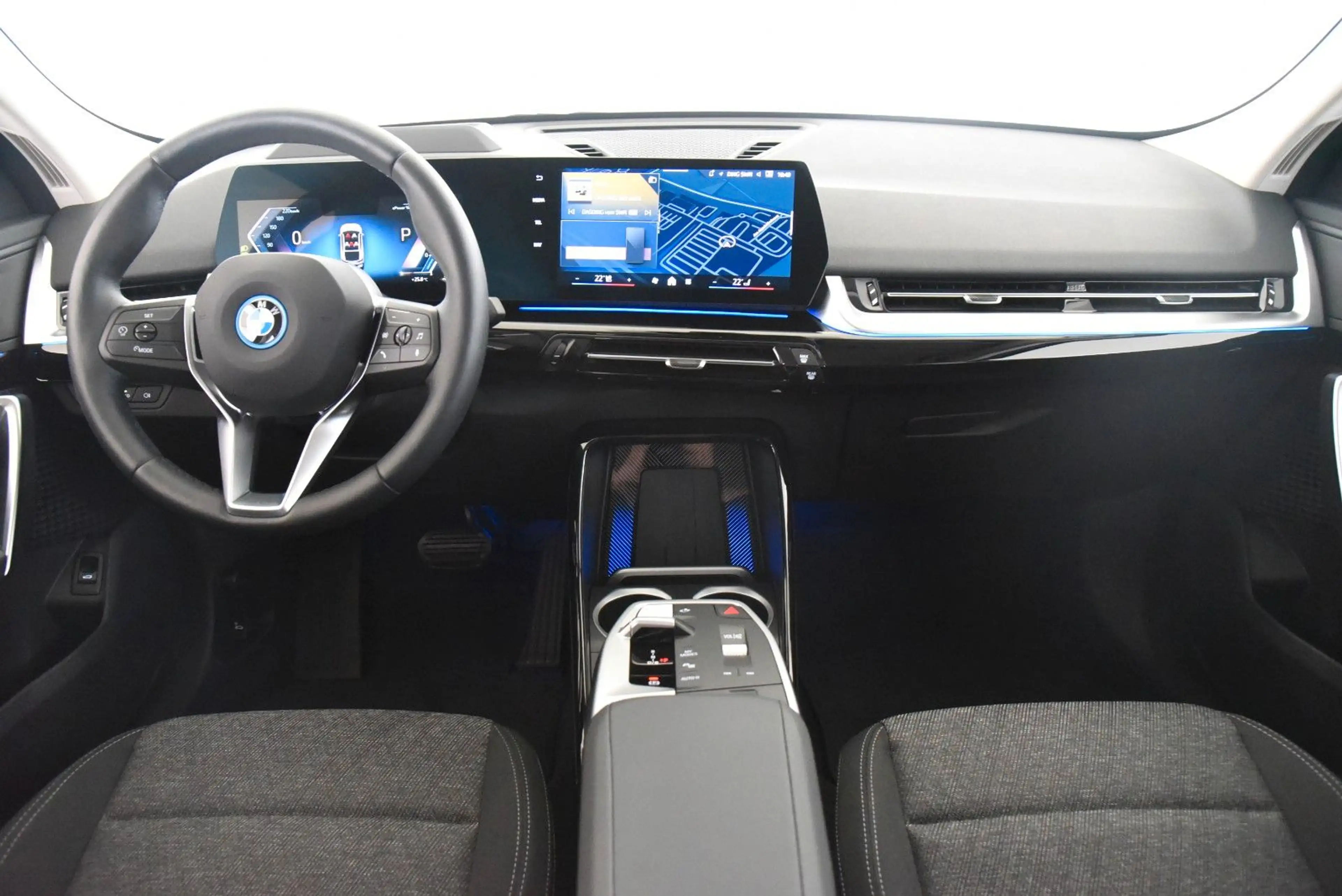 BMW iX2 xDrive30 DriveAss+ HUD LED AHK ParkAss+ DAB — photo 9
