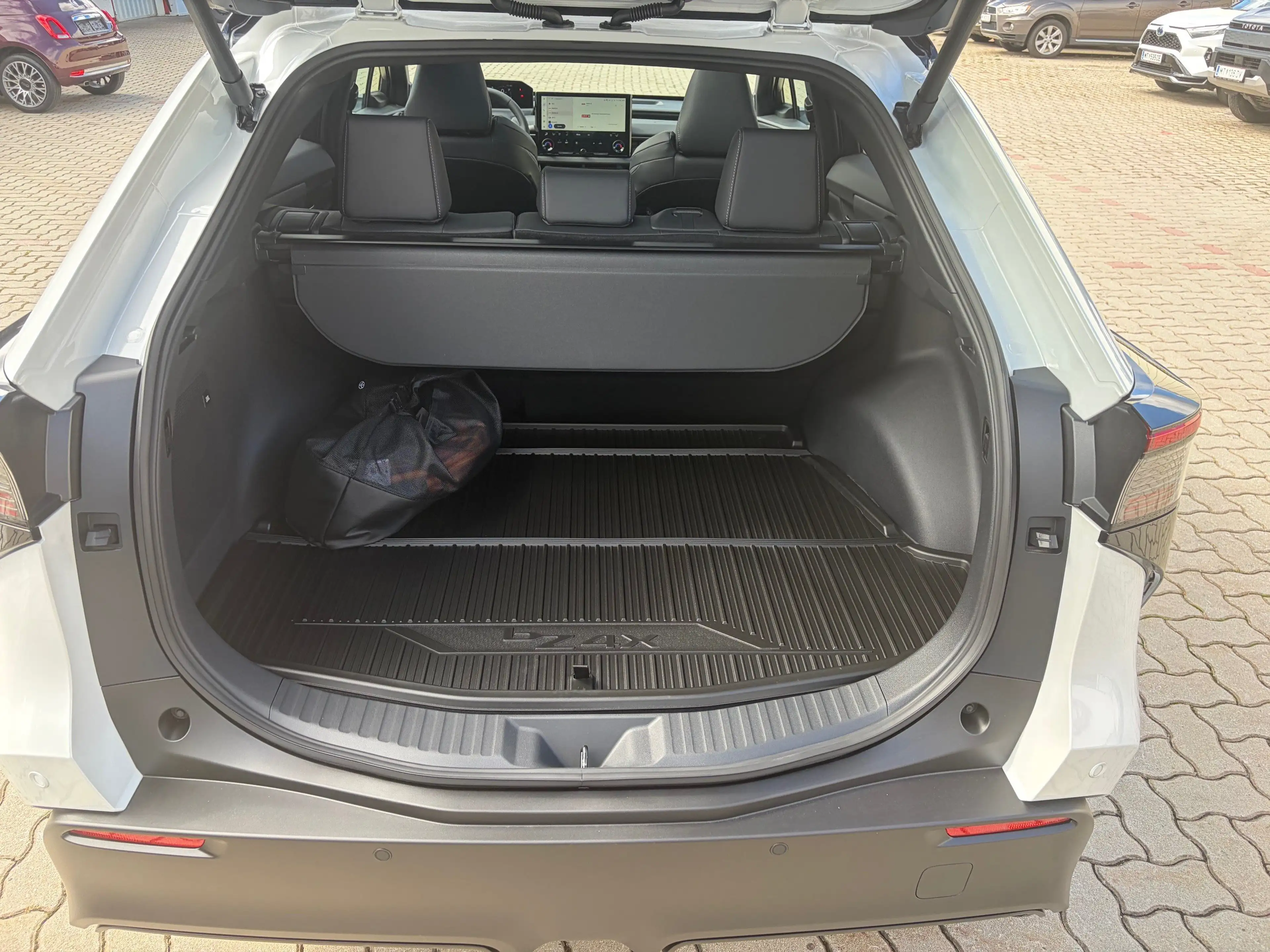 Toyota bZ4X AWD Lounge — photo 7