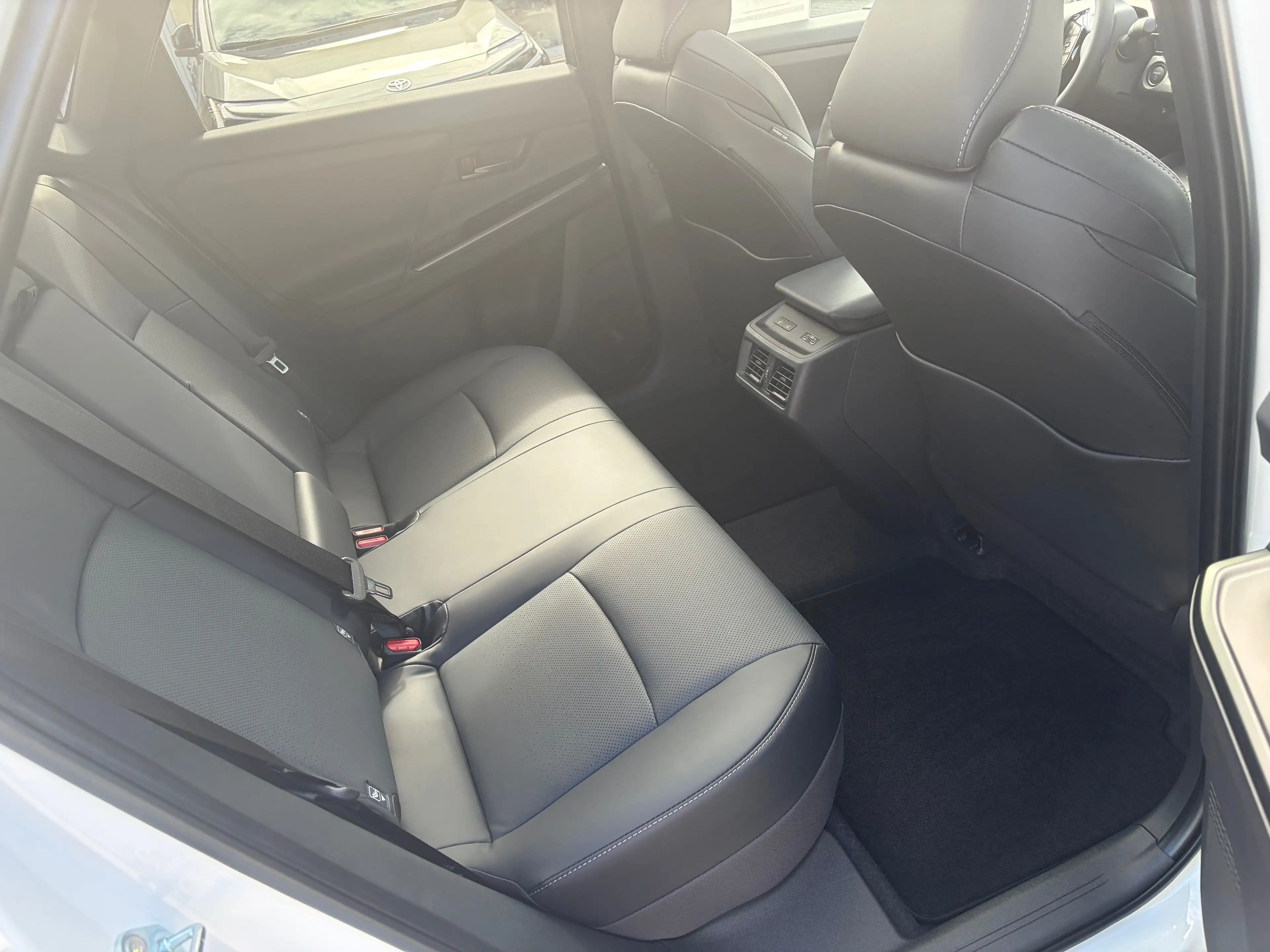 Toyota bZ4X AWD Lounge — photo 9