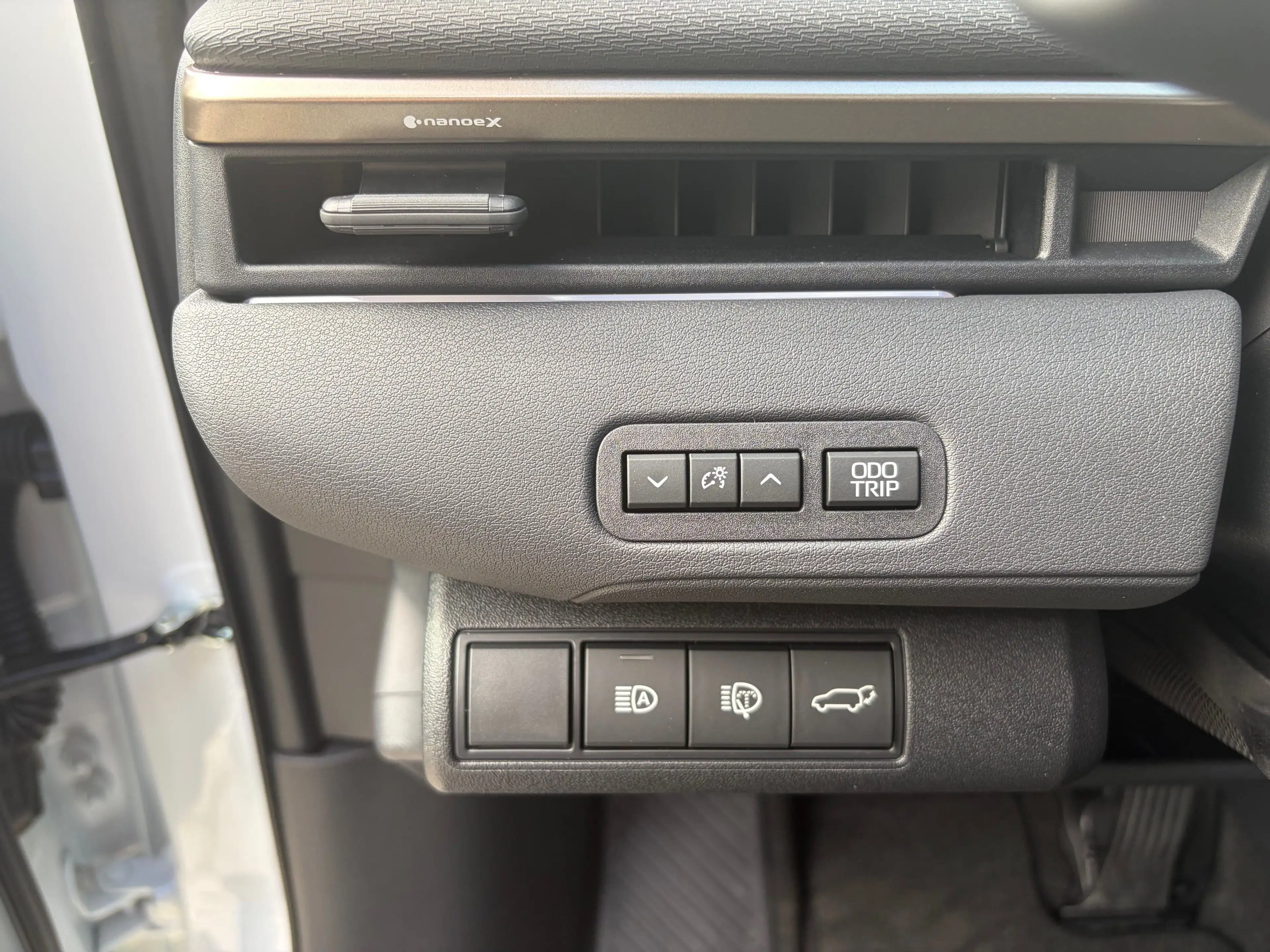 Toyota bZ4X AWD Lounge — photo 13