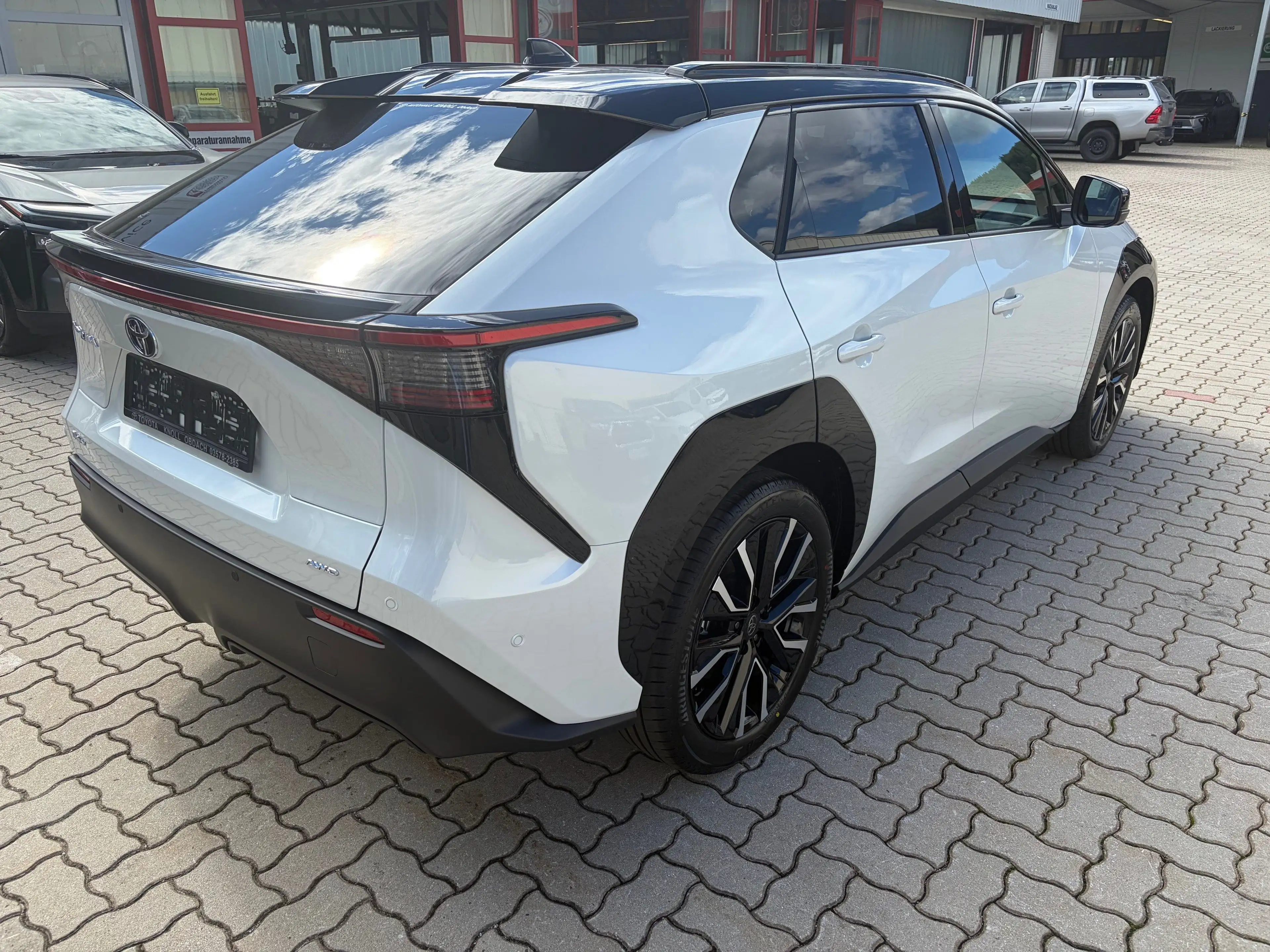 Toyota bZ4X AWD Lounge — photo 4