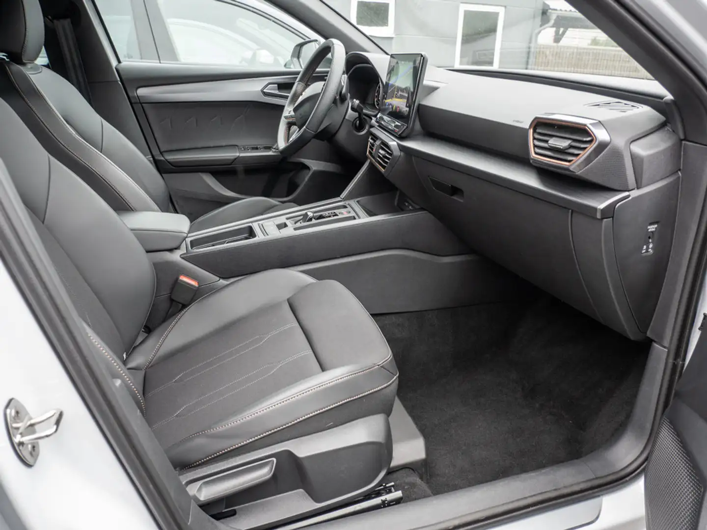 CUPRA Leon 1.5 eTSI DSG PDC SHZ KAMERA NAVI ACC LED Bianco - 2