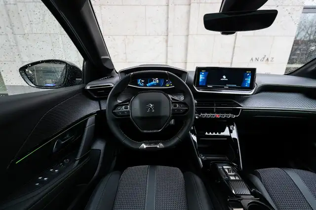 Peugeot E-208 view 11