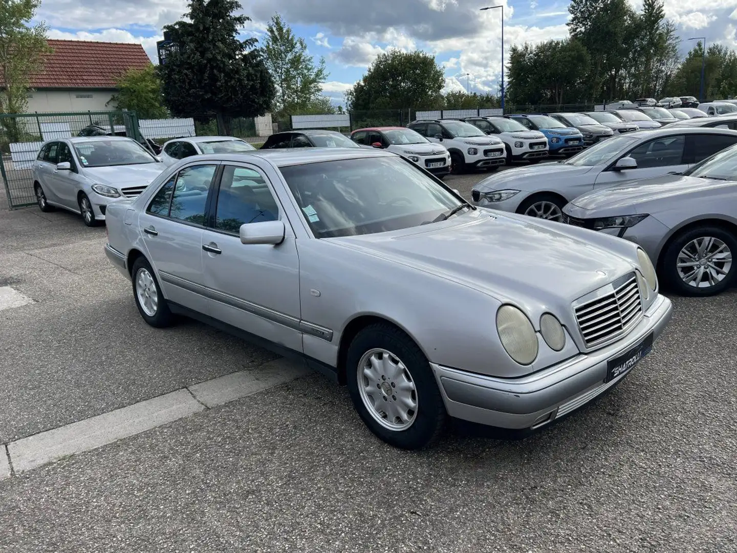 Mercedes-Benz E 200 200 2.0 i 136ch Elegance Clim Grau - 2