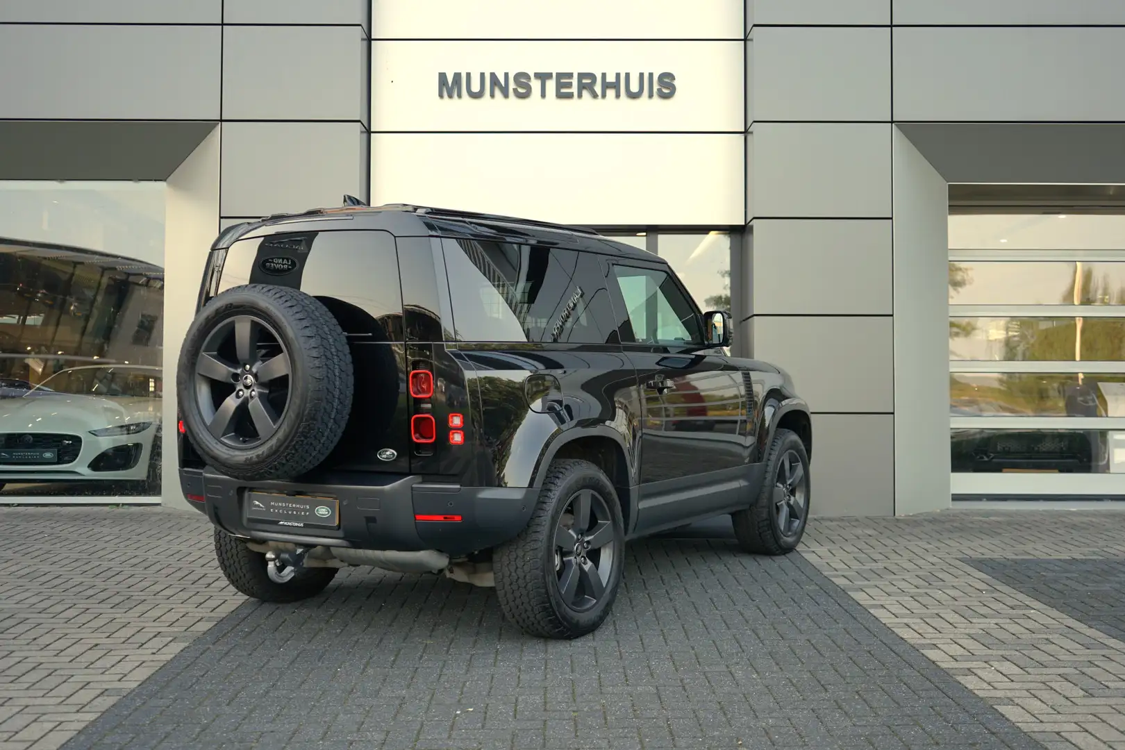 Land Rover Defender Hard Top 3.0 D200 90 MHEV SE | Grijs kenteken | El Schwarz - 2