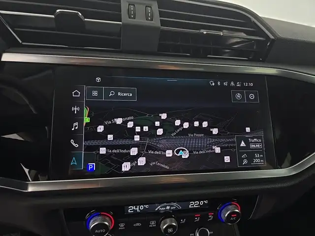 Audi Q3 view 14