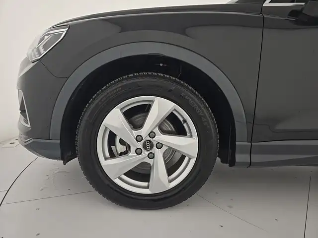 Audi Q3 view 8