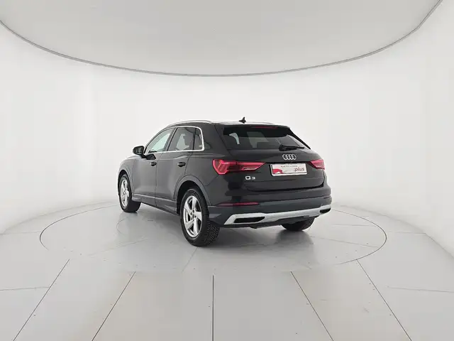 Audi Q3 view 3