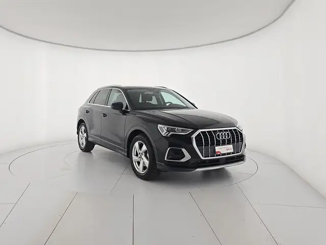 Audi Q3 view 6