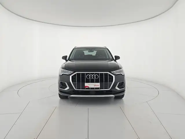 Audi Q3 view 7