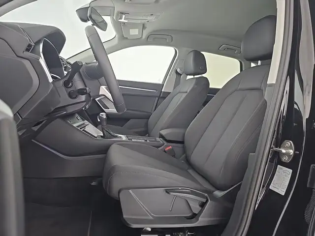 Audi Q3 view 9