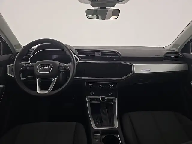 Audi Q3 view 11