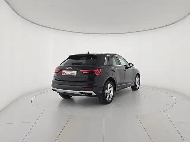 Audi Q3 view 5