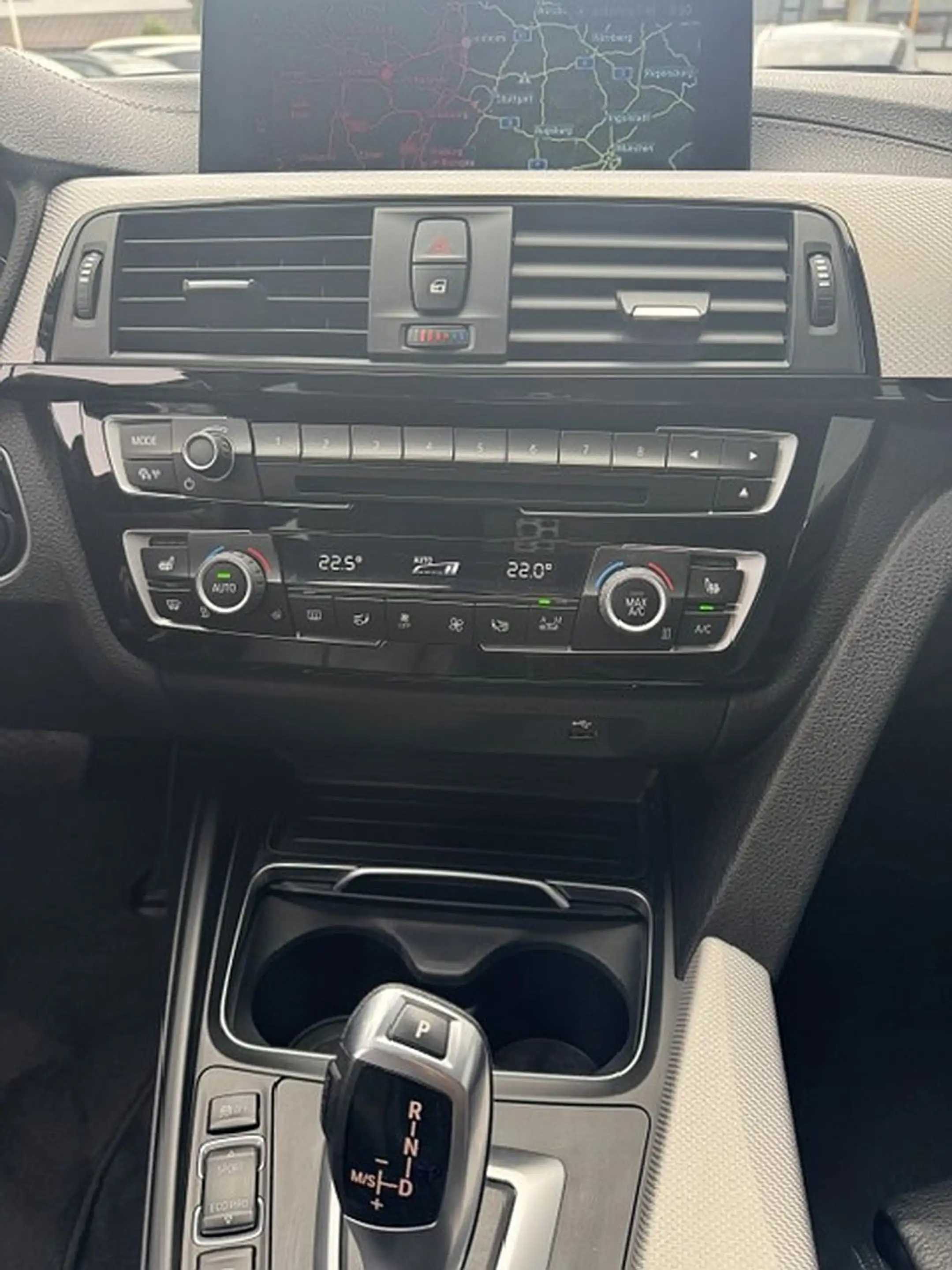 BMW 320 d xDrive Touring M Sport Shadow — photo 9
