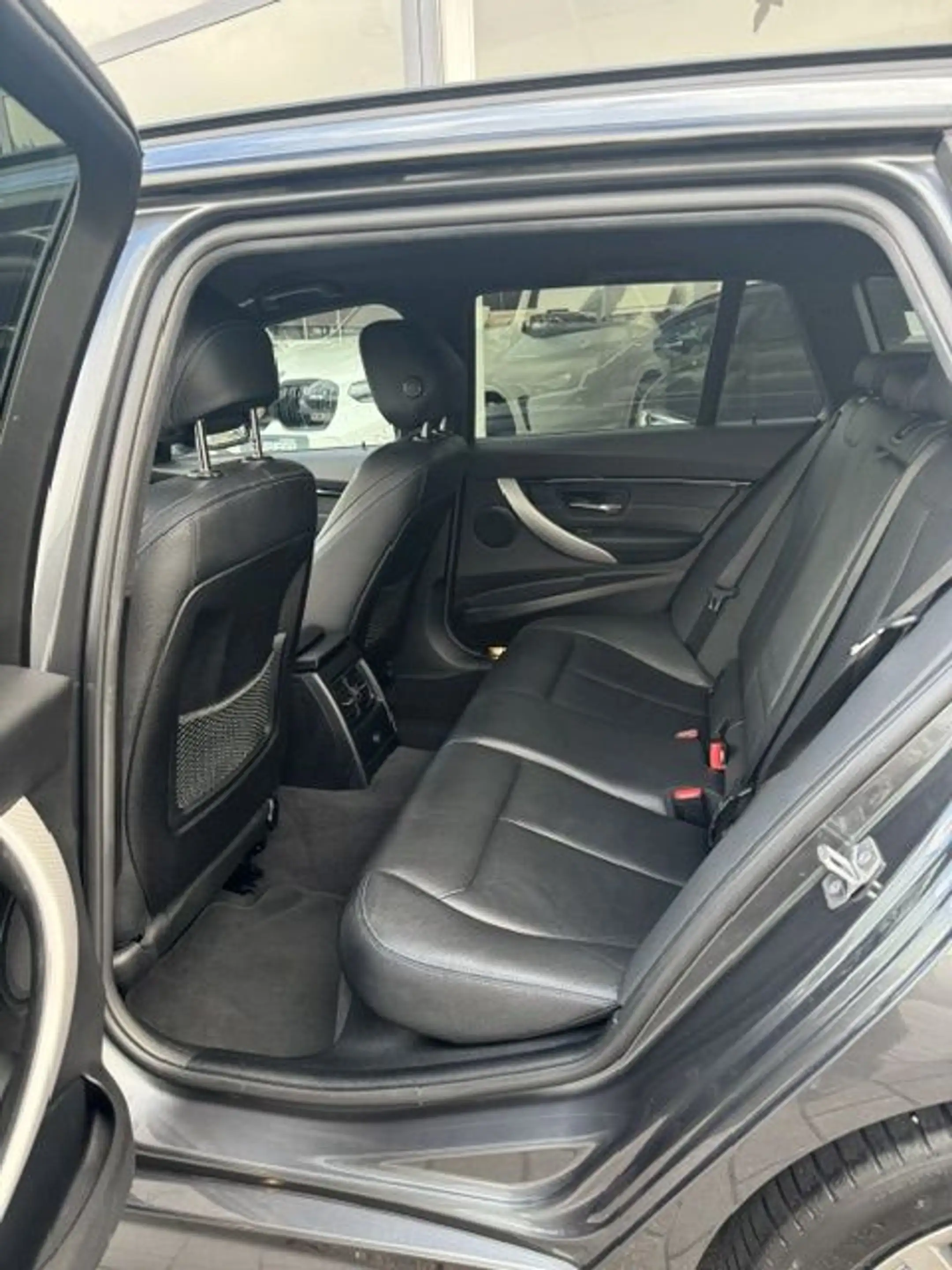 BMW 320 d xDrive Touring M Sport Shadow — photo 13