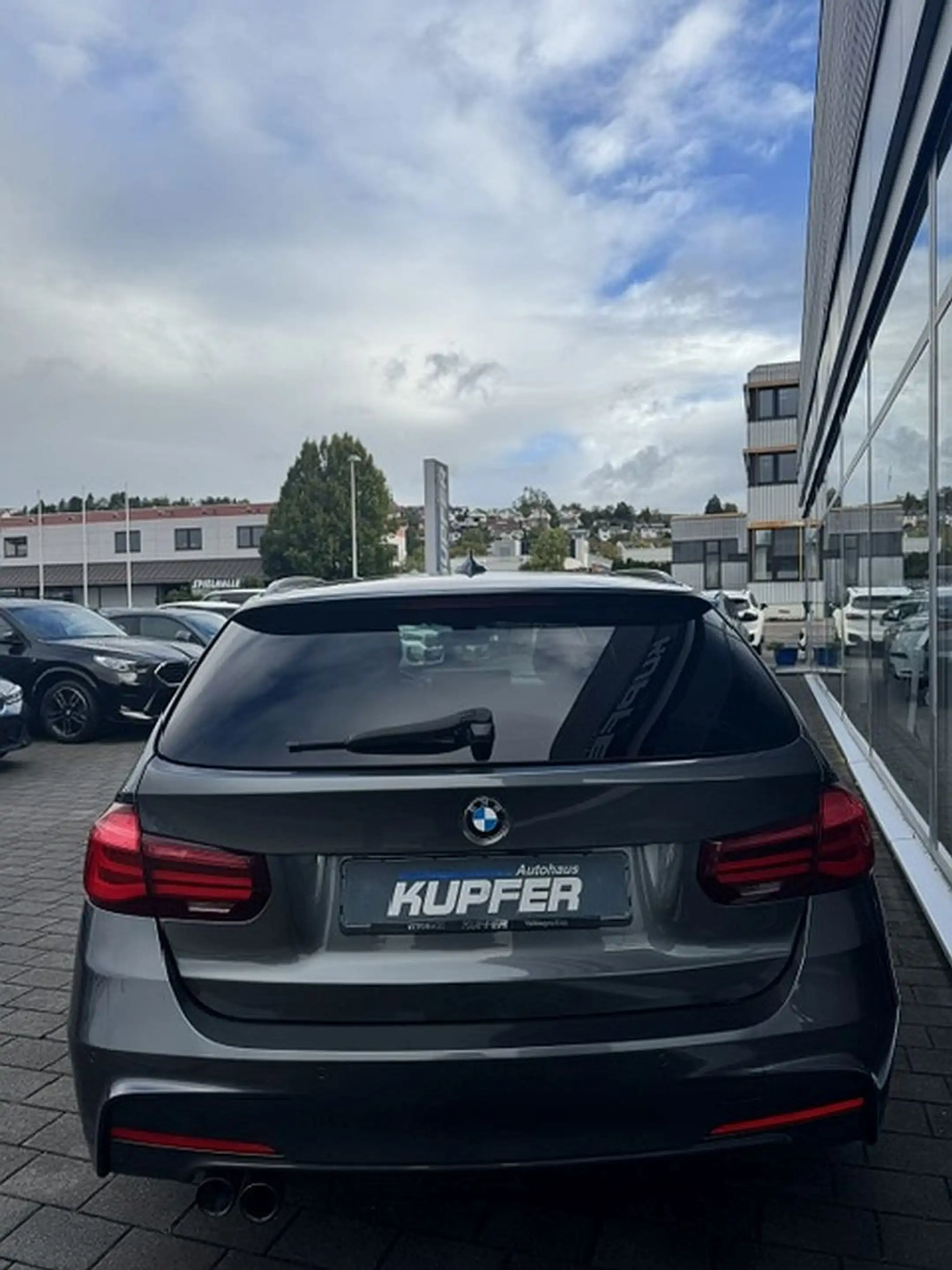 BMW 320 d xDrive Touring M Sport Shadow — photo 4