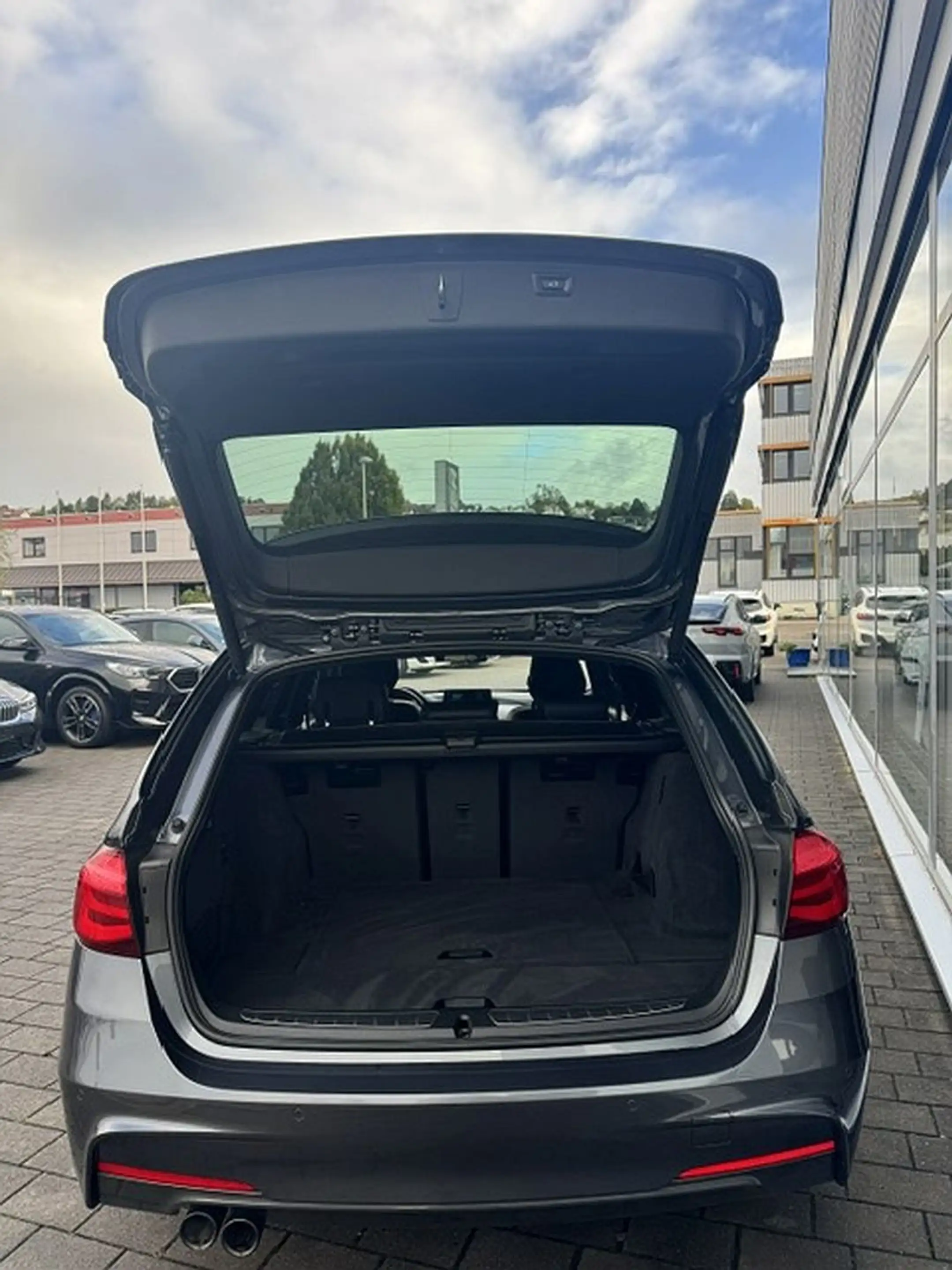 BMW 320 d xDrive Touring M Sport Shadow — photo 14