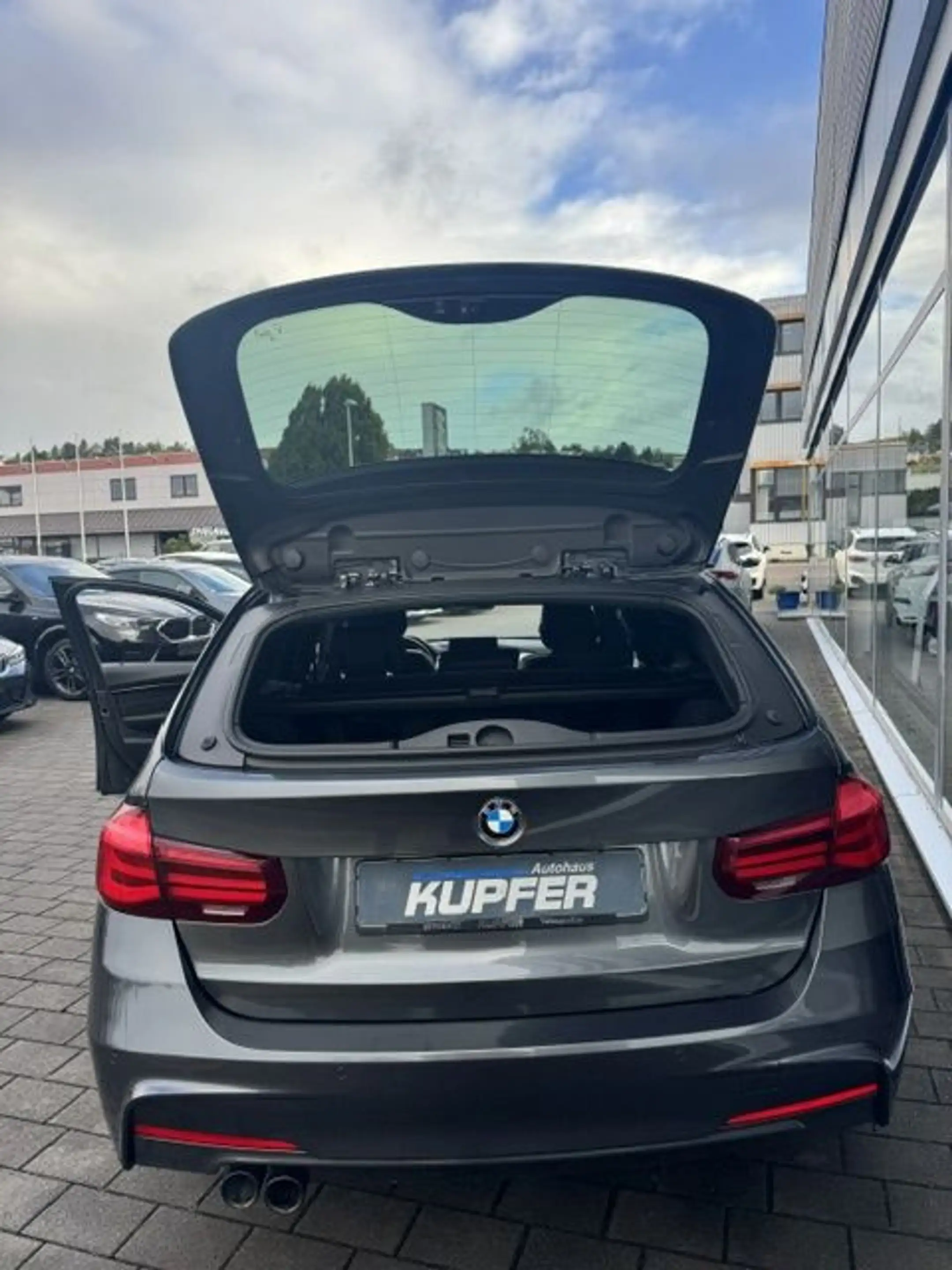 BMW 320 d xDrive Touring M Sport Shadow — photo 15