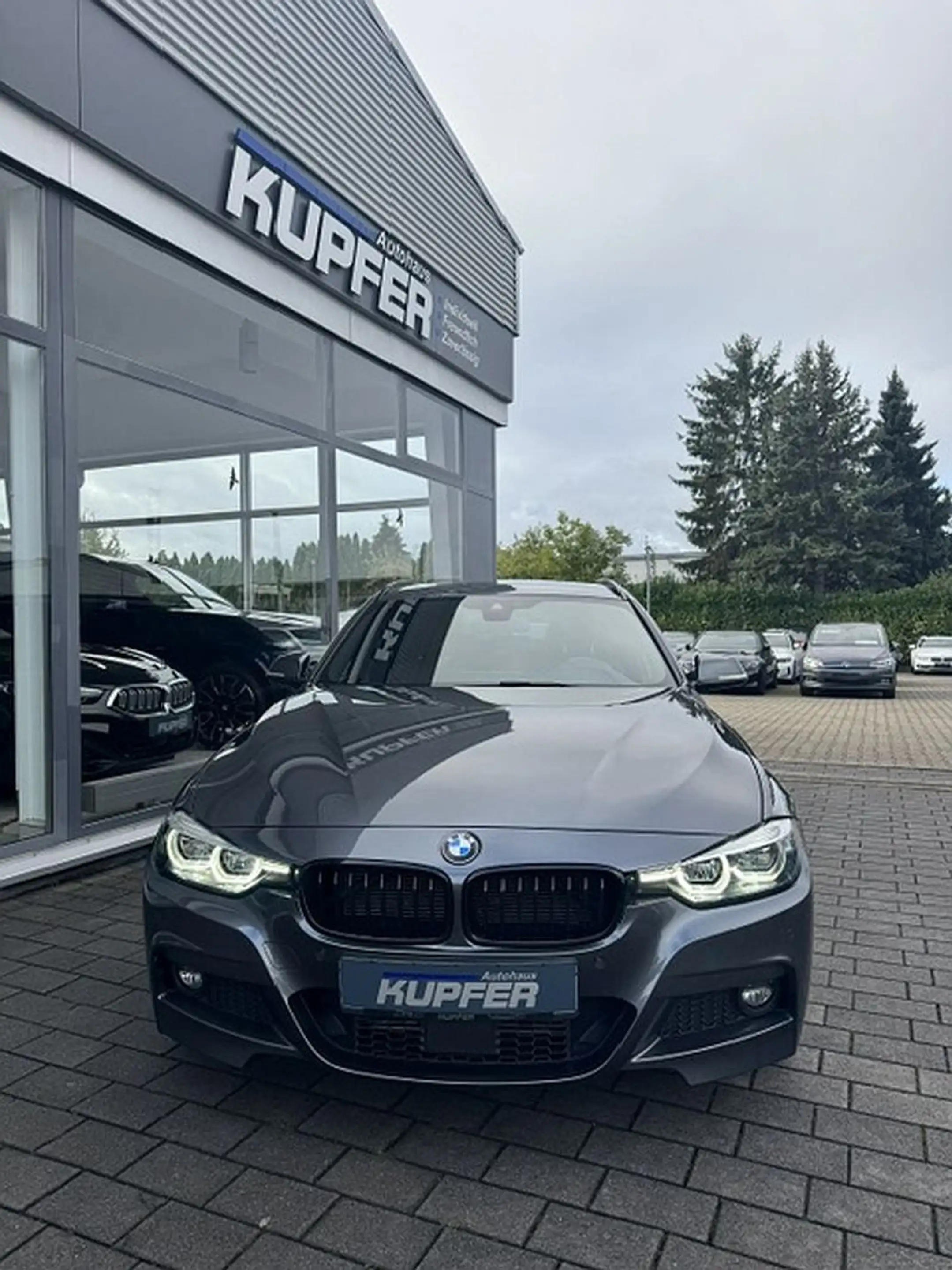 BMW 320 d xDrive Touring M Sport Shadow — photo 2