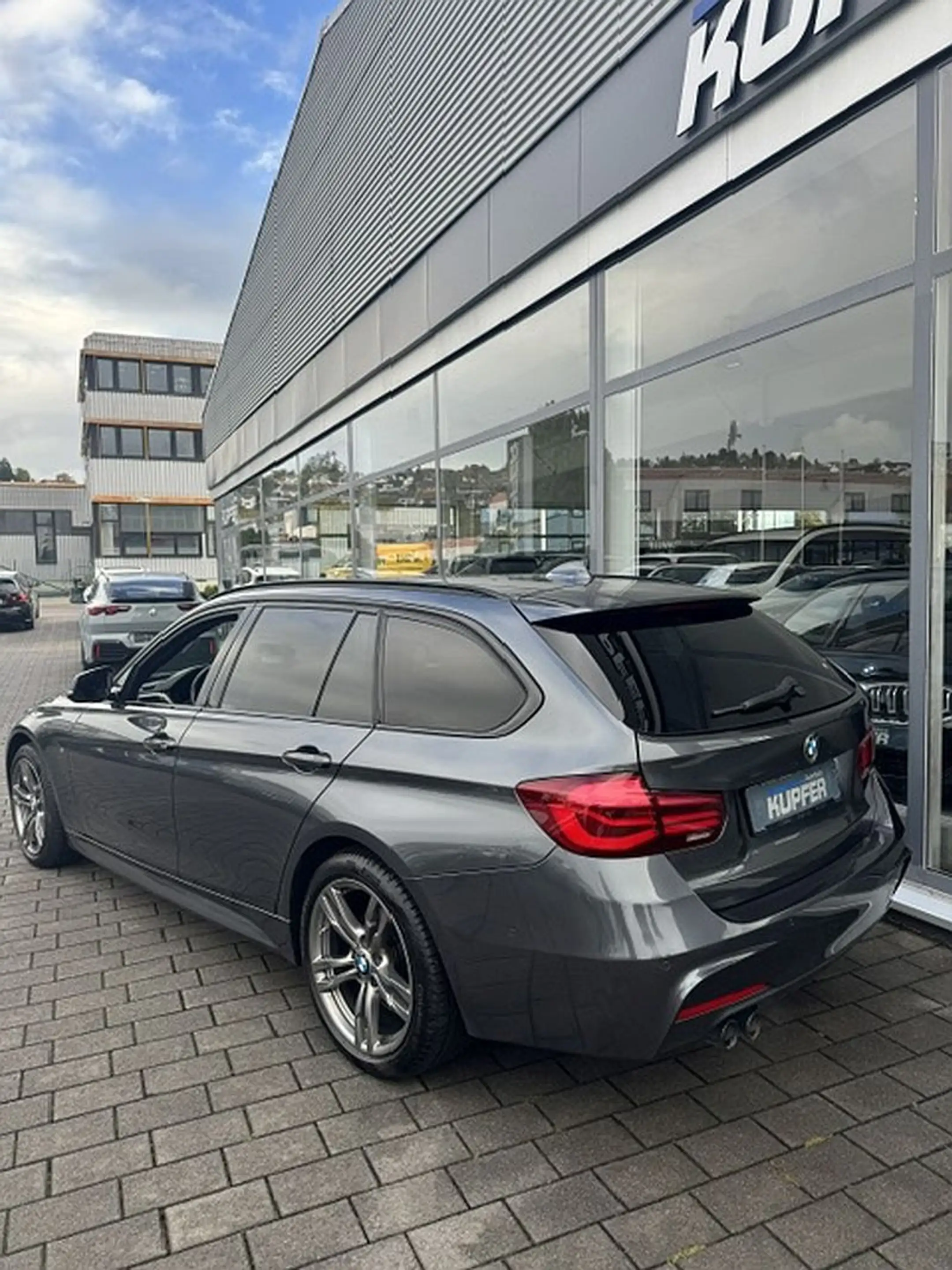 BMW 320 d xDrive Touring M Sport Shadow — photo 3