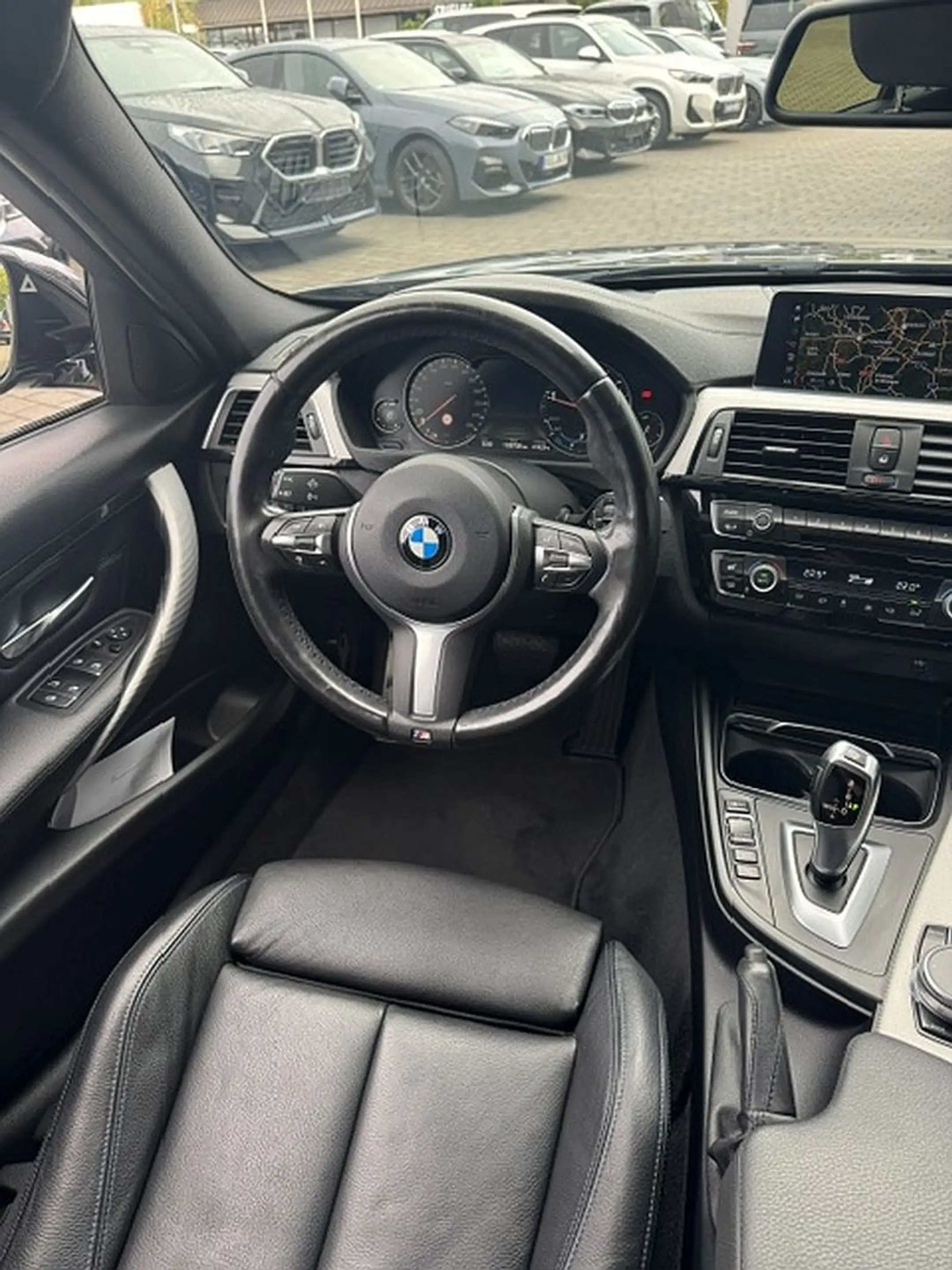 BMW 320 d xDrive Touring M Sport Shadow — photo 12