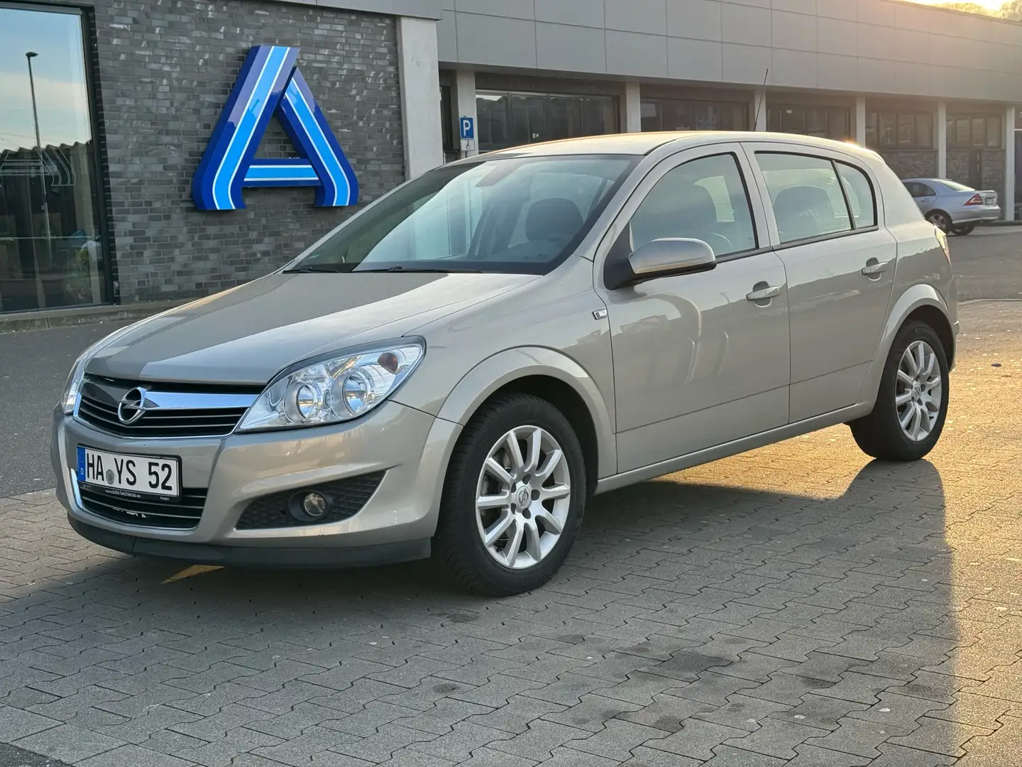 Opel Astra Edition bež - 1