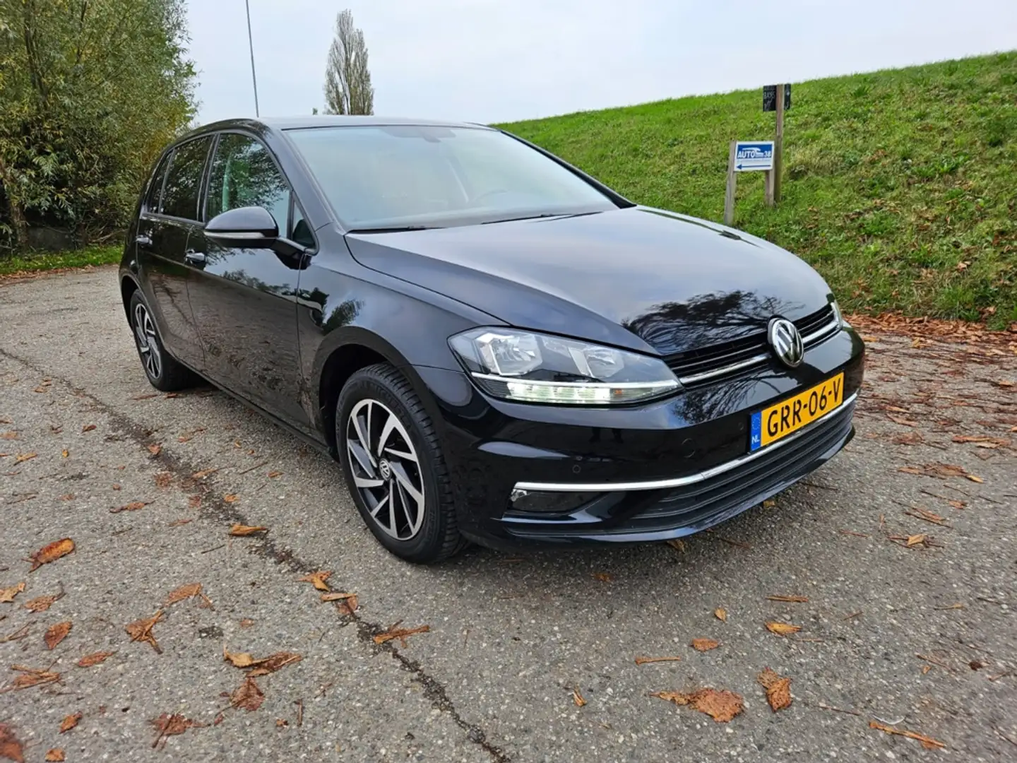 Volkswagen Golf 1.0 TSI Comfortline Business,Automaat,Camera,Navi, Zwart - 1