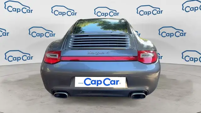 Porsche 911 view 3