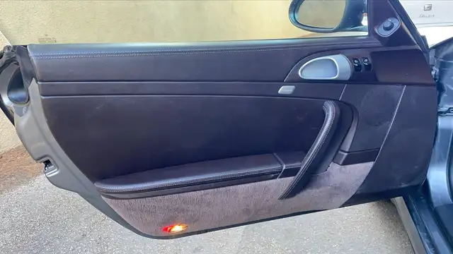 Porsche 911 view 7