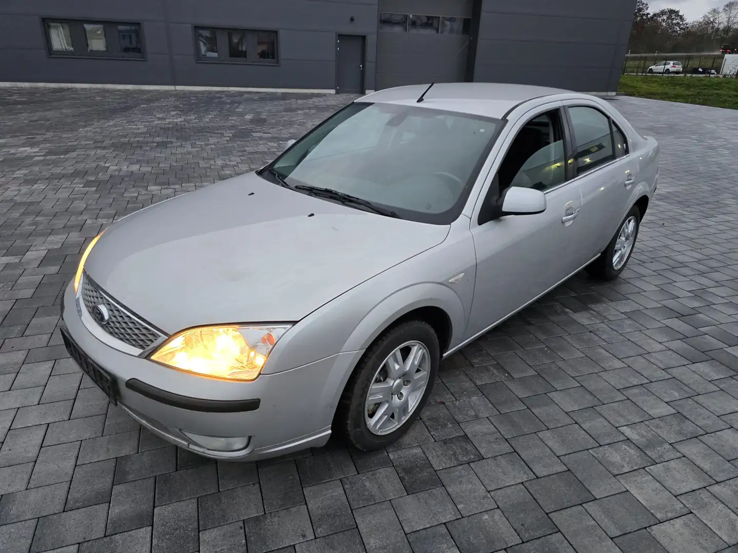 Ford Mondeo Ghia (06.2003- Silber - 2