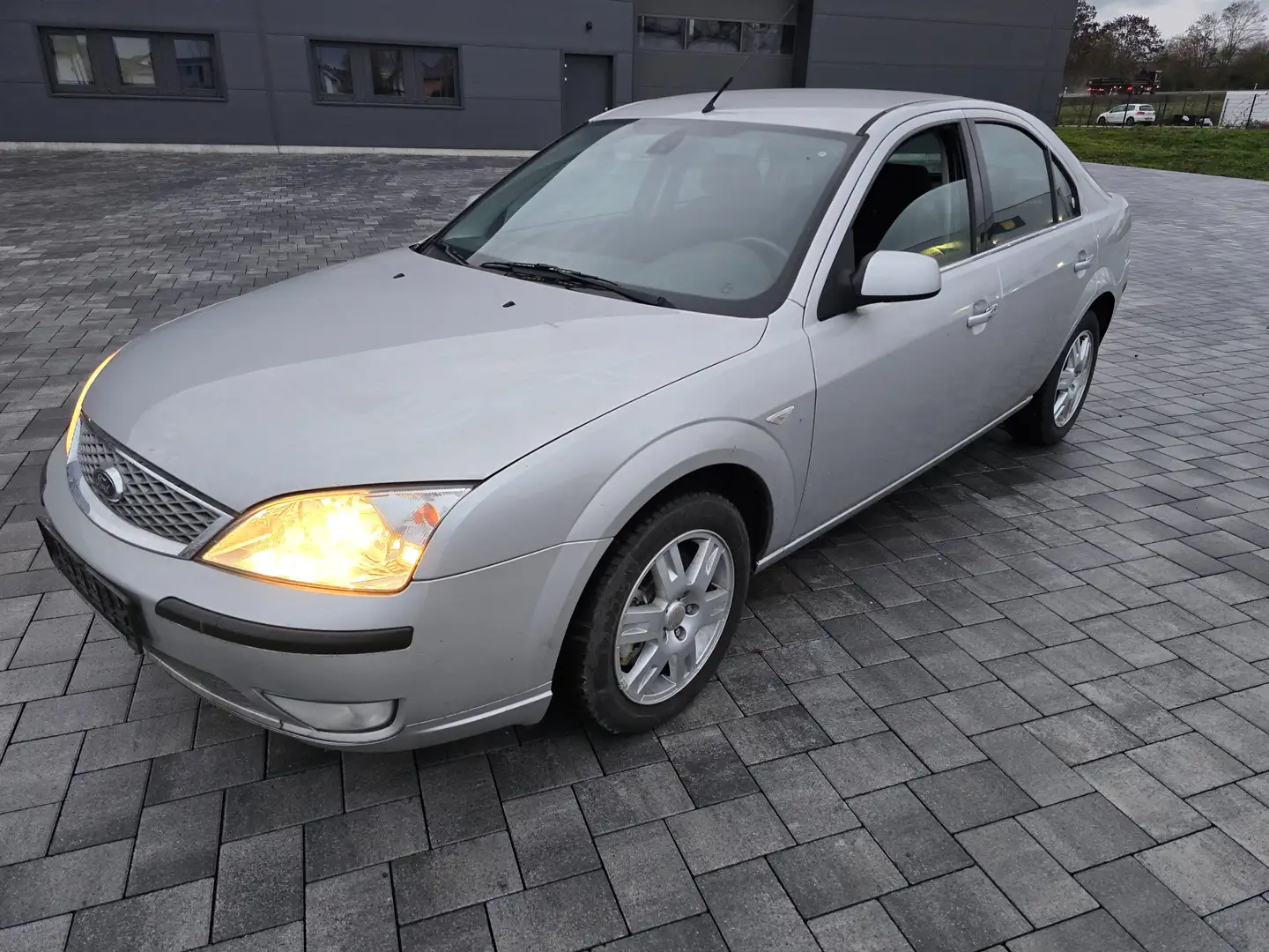 Ford Mondeo Ghia (06.2003- Silber - 1