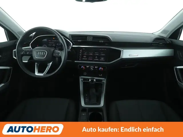 Audi Q3 view 12