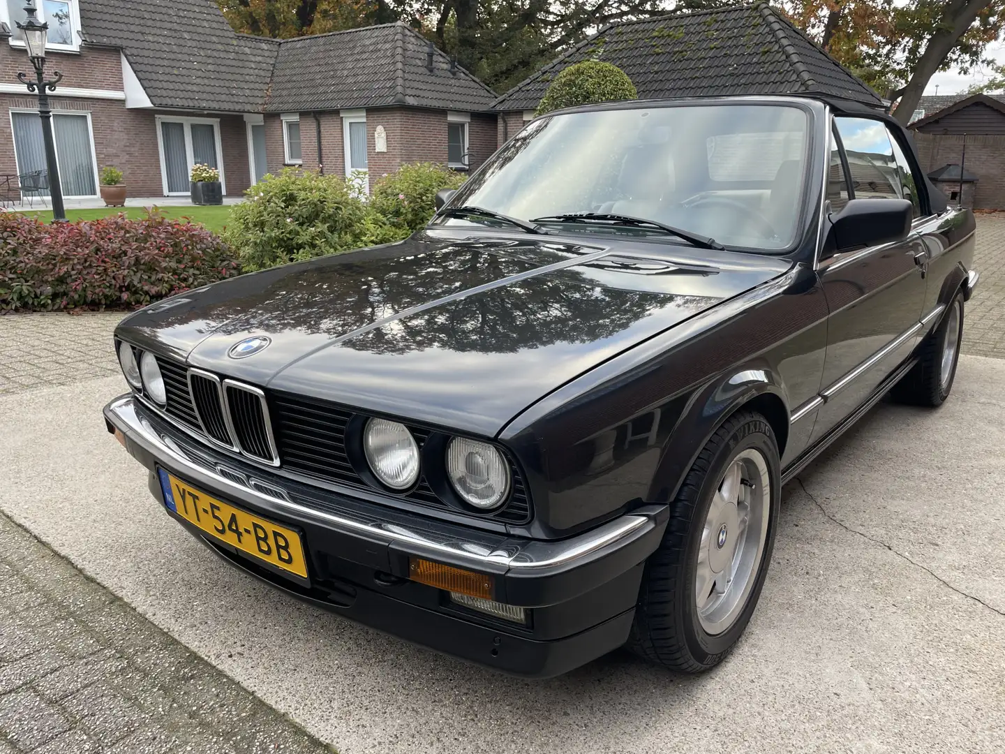 BMW 320 3-serie Cabrio 320i Zwart - 1