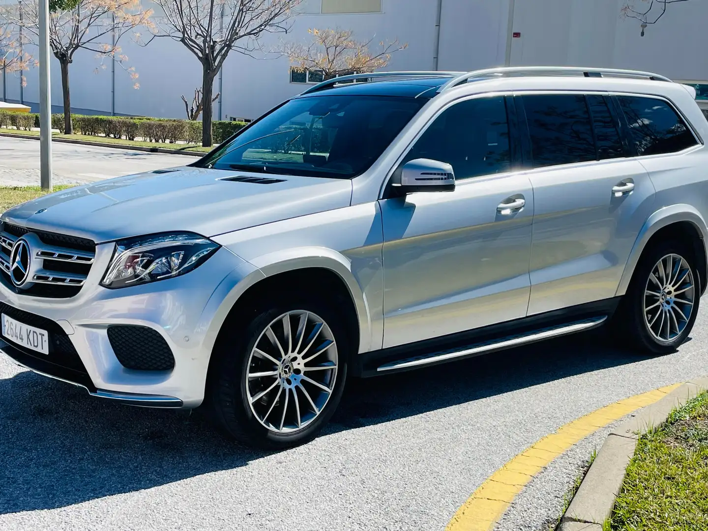 Mercedes-Benz GLS 350 350d 4Matic Aut. Stříbrná - 1