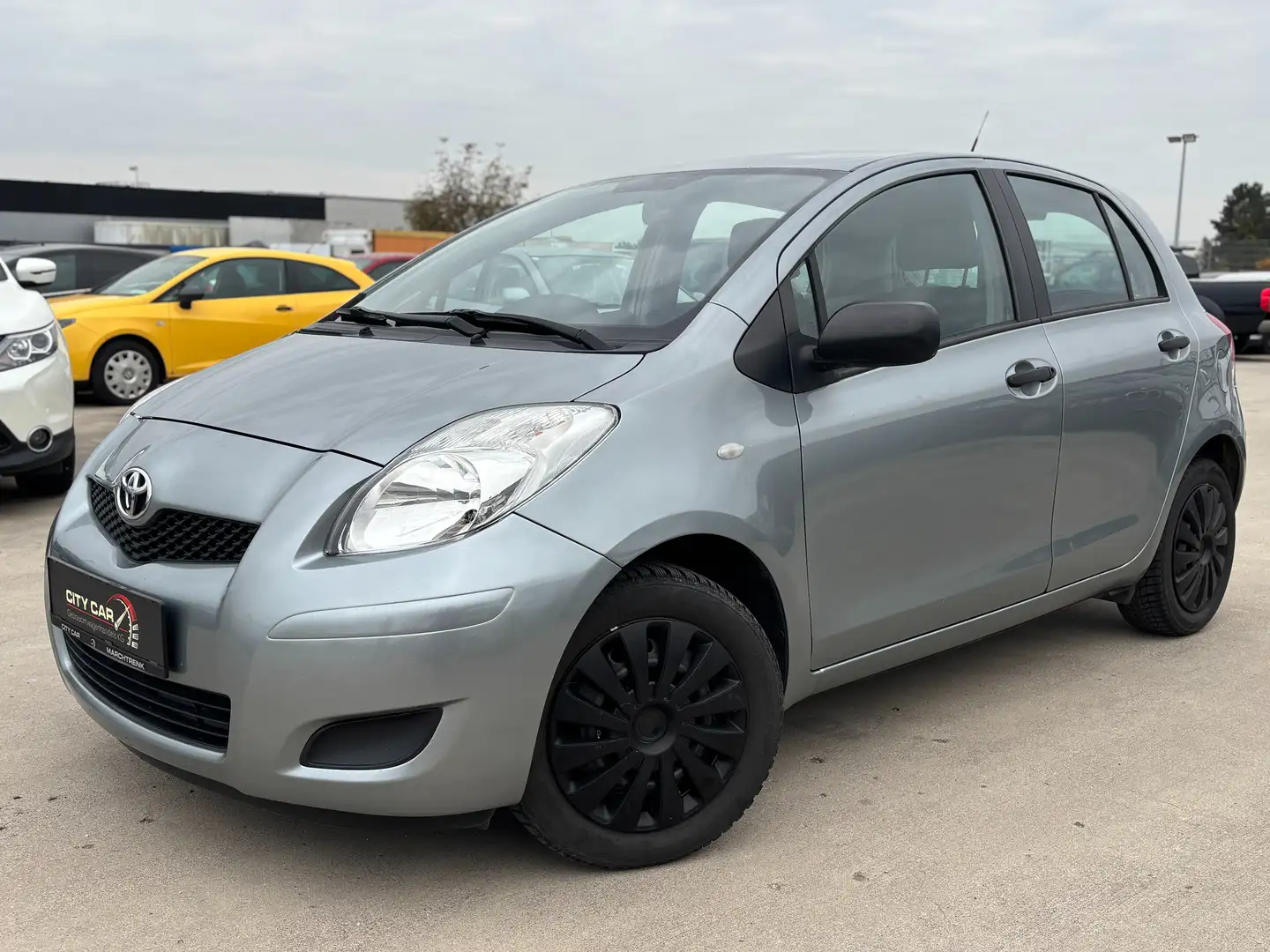 Toyota Yaris *PICKERL 05/26* 1,0 VVT-i Young Grau - 1