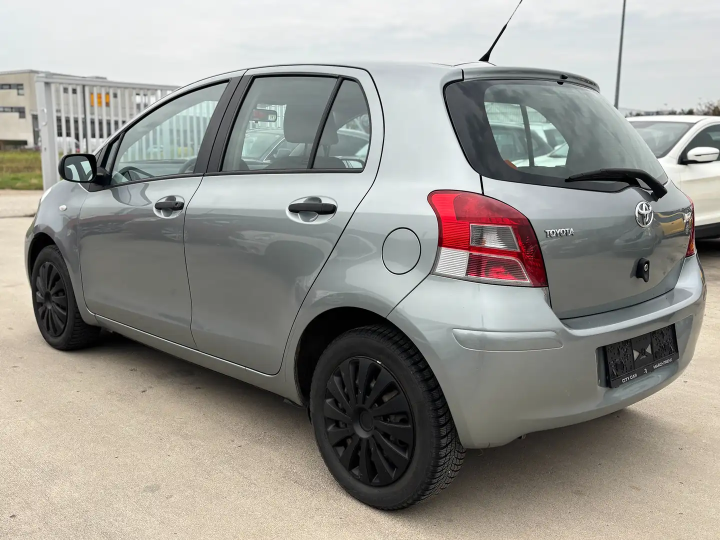 Toyota Yaris *PICKERL 05/26* 1,0 VVT-i Young Grau - 2