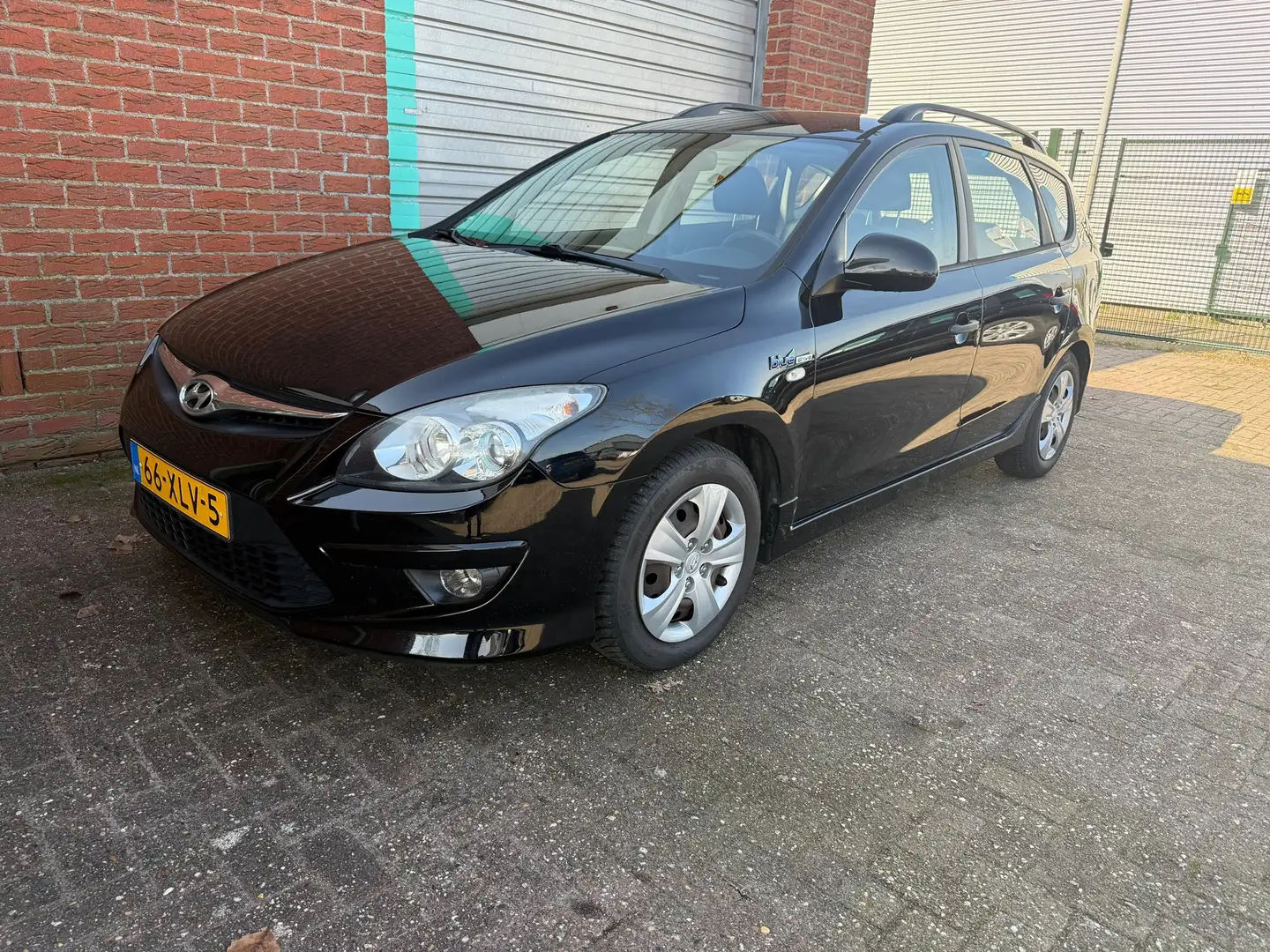 Hyundai i30 CW 1.6i i-Drive Cool Airco Bj:2012 NAP! Schwarz - 1
