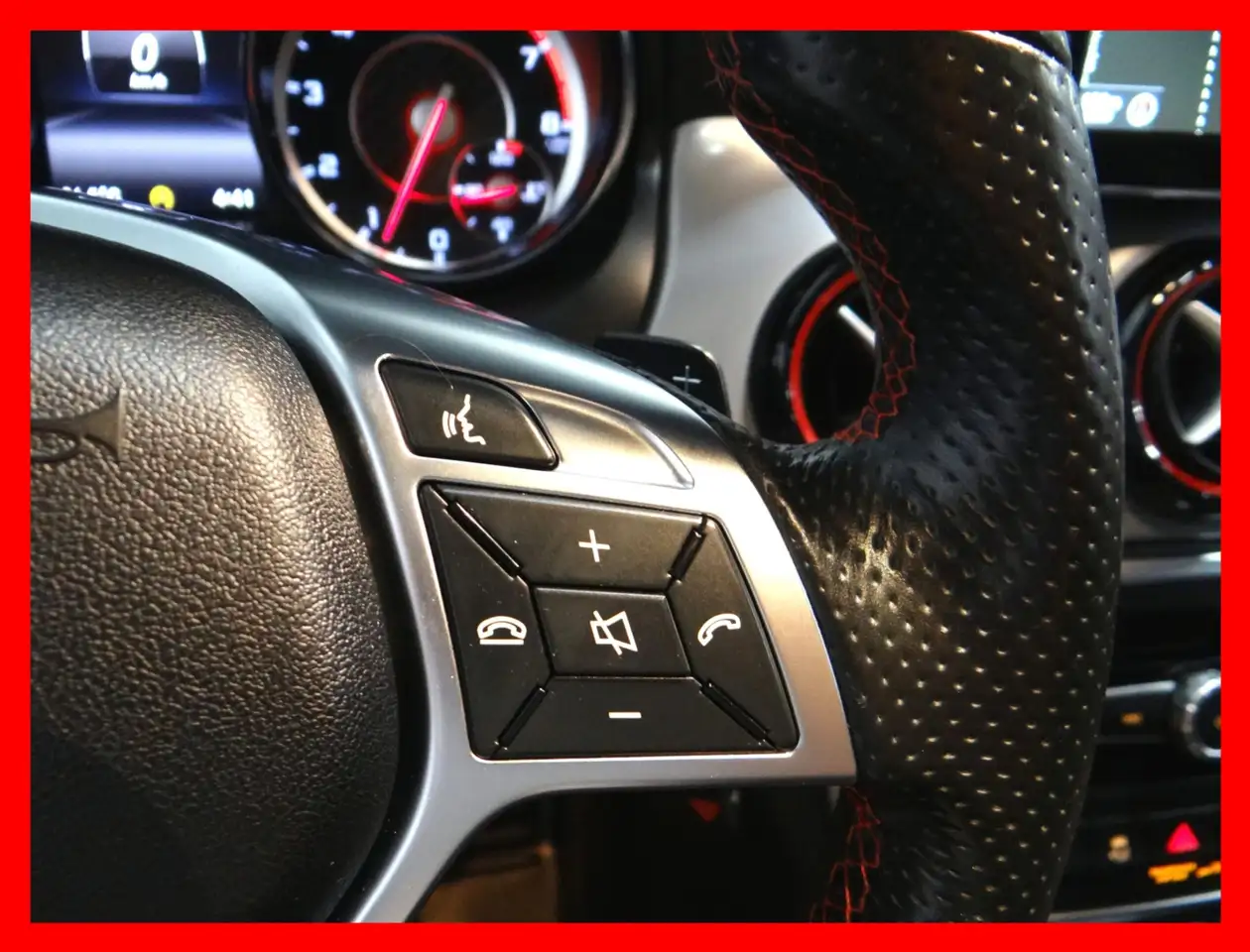 Mercedes-Benz GLA снимка Mercedes-Benz GLA