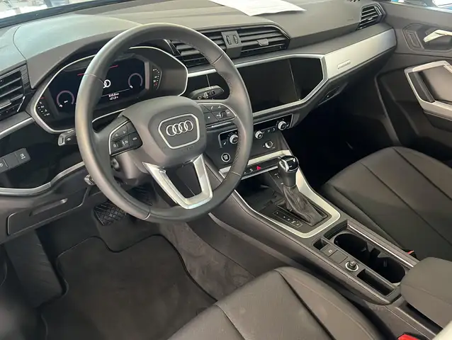 Audi Q3 view 3