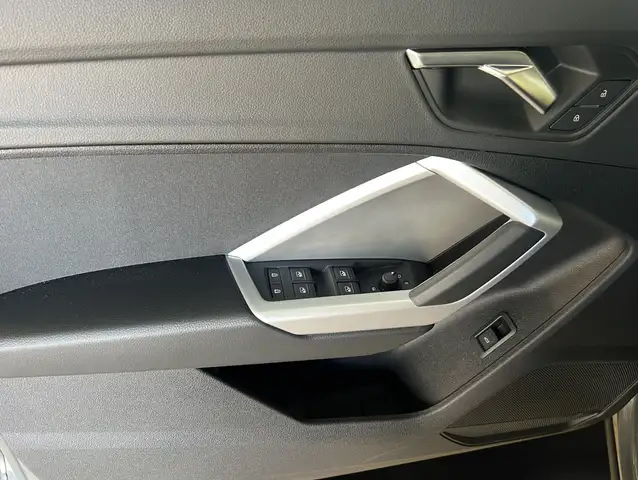 Audi Q3 view 4