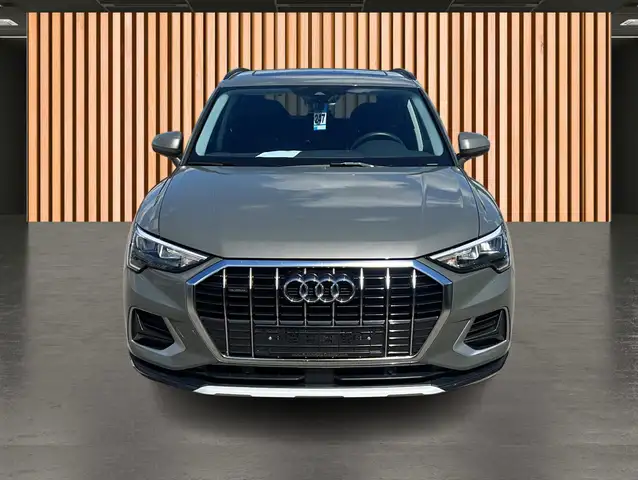 Audi Q3 view 16