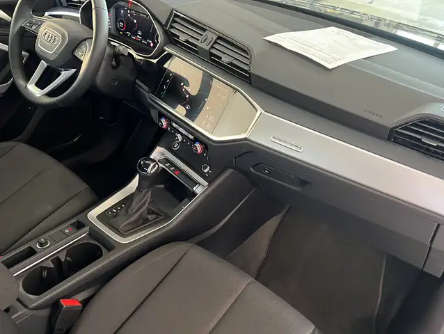 Audi Q3 view 15