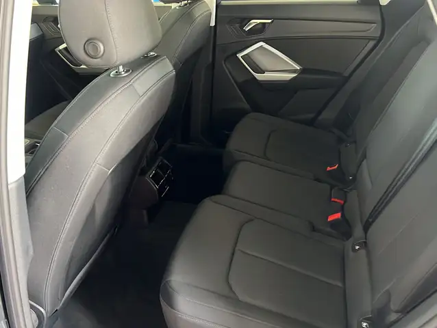 Audi Q3 view 10