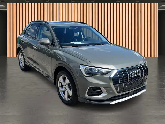 Audi Q3 view 17