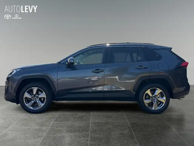 Toyota RAV4 view 3