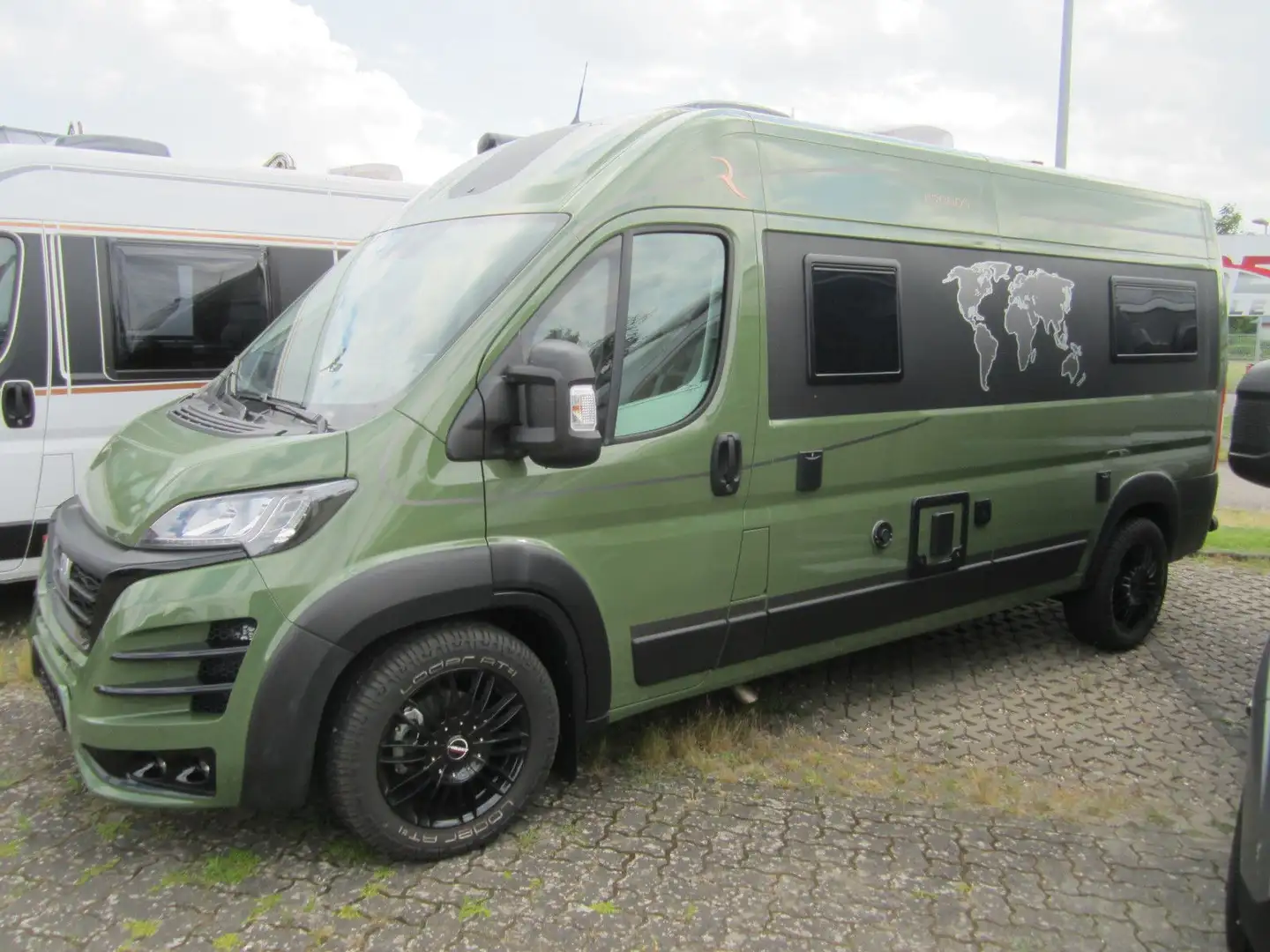 Robeta Kronos 140PS Automatik Längsbetten großes Bad Grün - 1