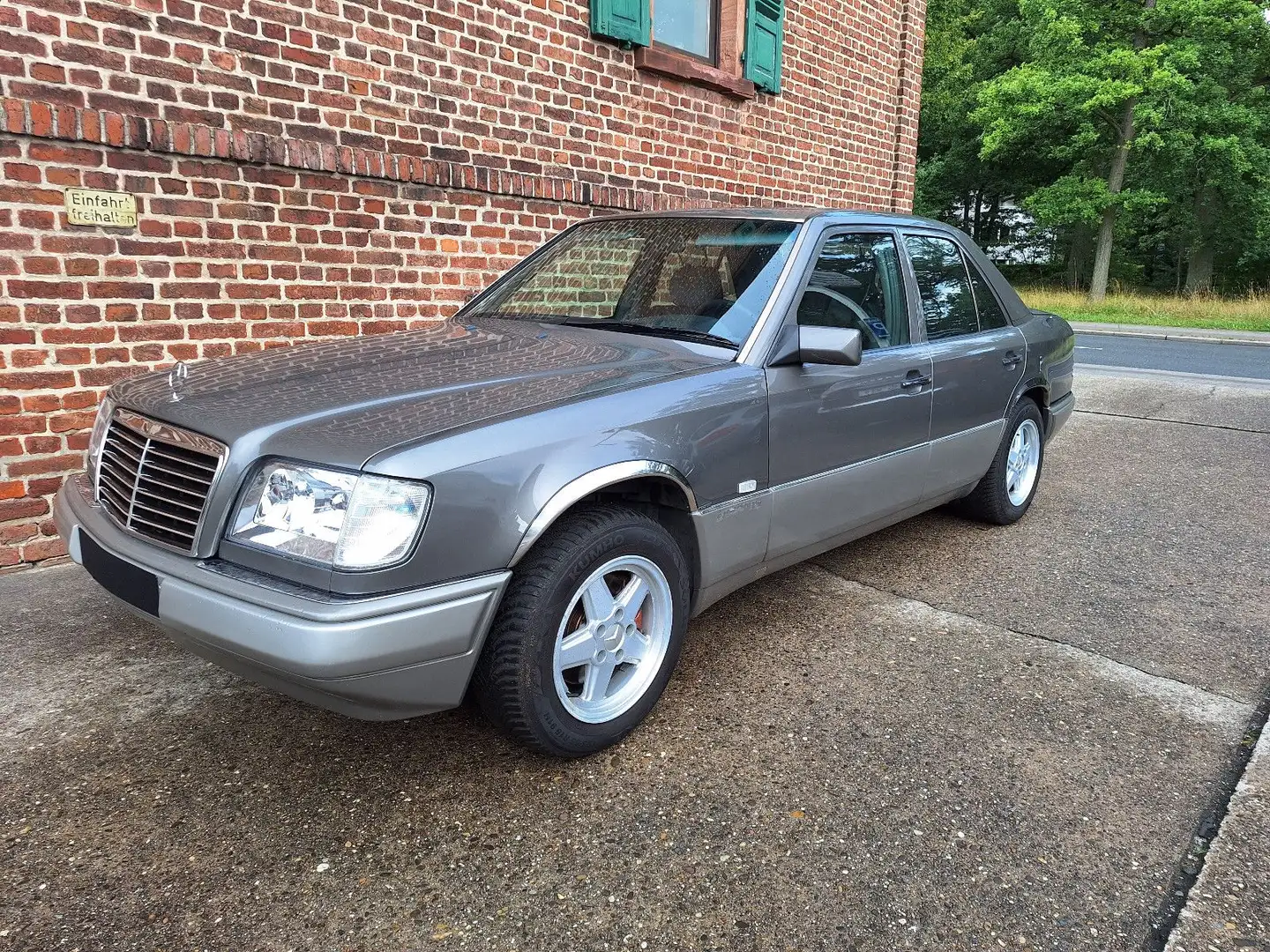 Mercedes-Benz E 200 H Kennzeichen Gris - 1
