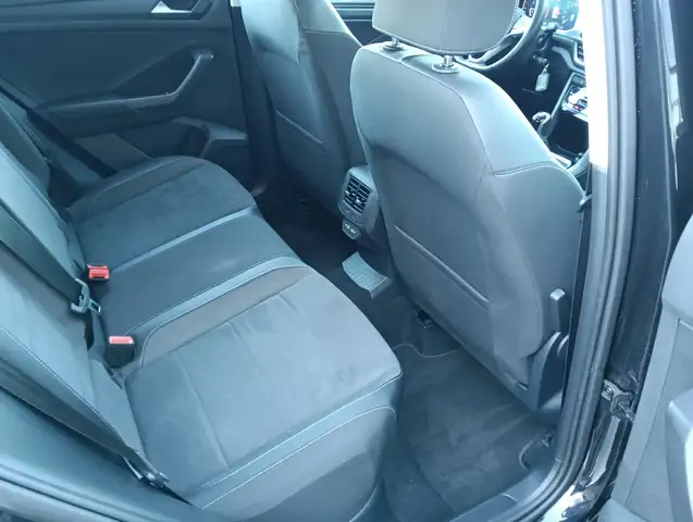 Volkswagen T-Roc view 15