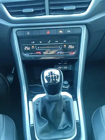 Volkswagen T-Roc view 18