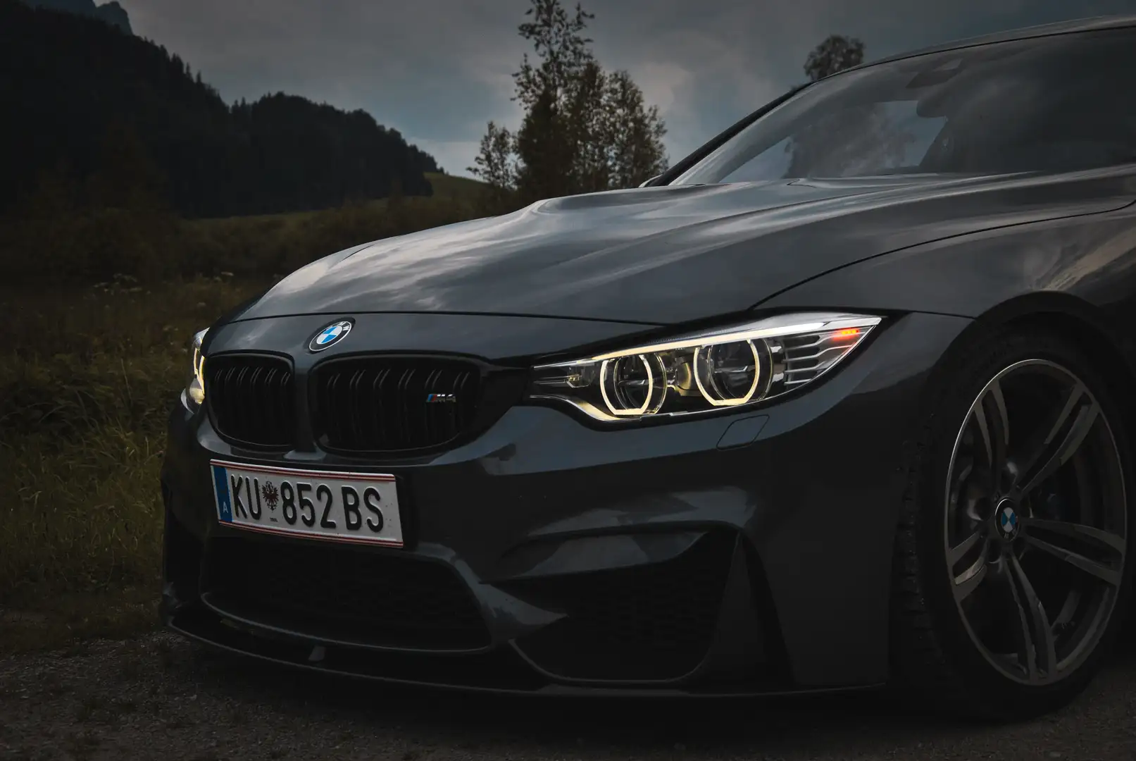 BMW M4 Coupe DKG Grau - 2